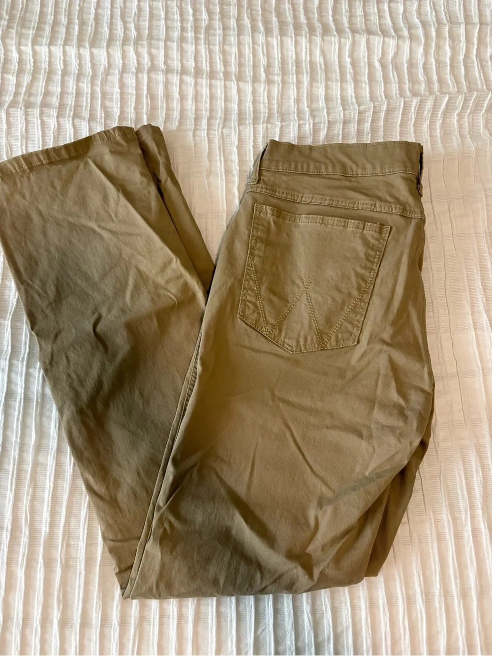 Men’s Wrangler Retro Slim Straight Khaki Pants.